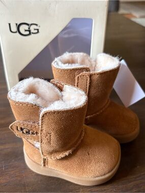 UGG Chestnut Brown Suede Baby Booties New in box Keelan 0-6 months